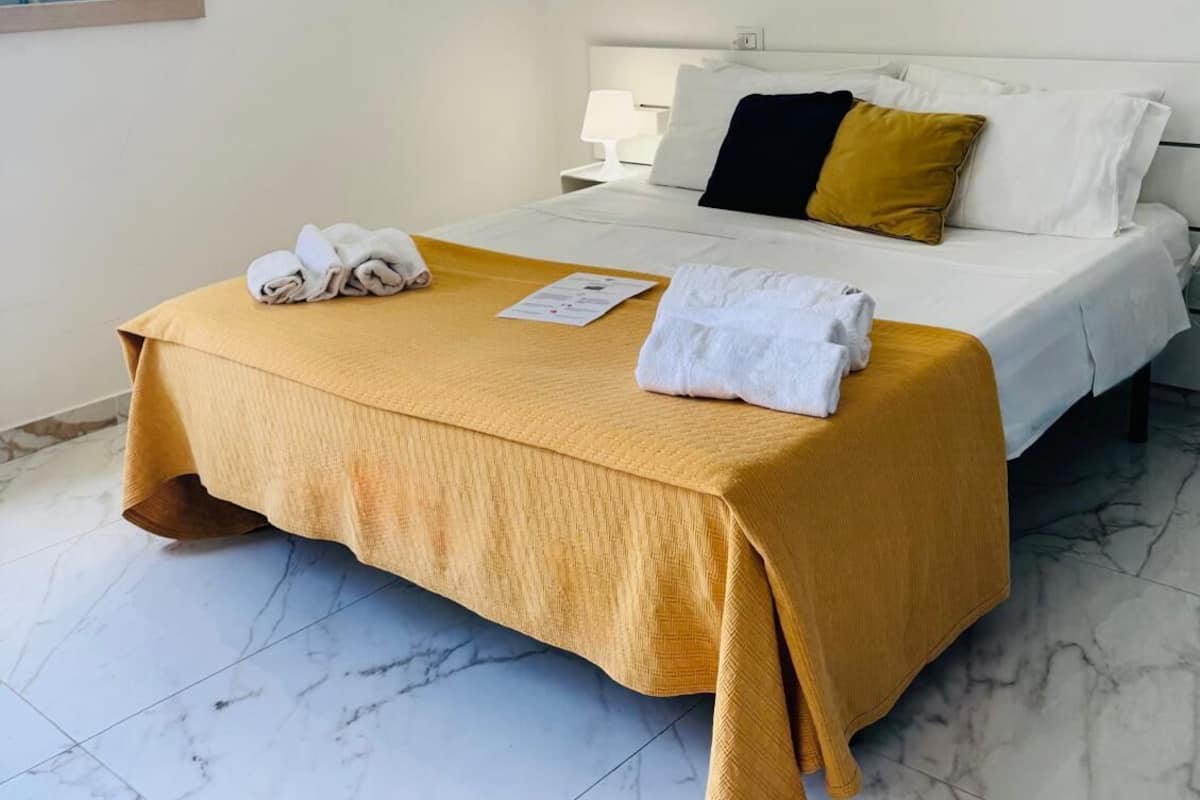 Caja de seguridad en la habitación y escritorio