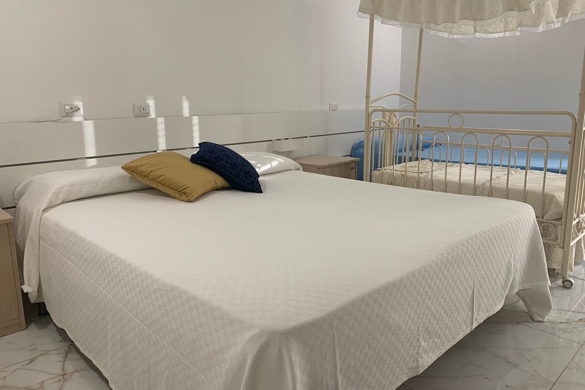 Caja de seguridad en la habitación y escritorio