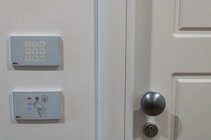 Una porta dotata di tastierino numerico e lettore di carte per il controllo accessi.