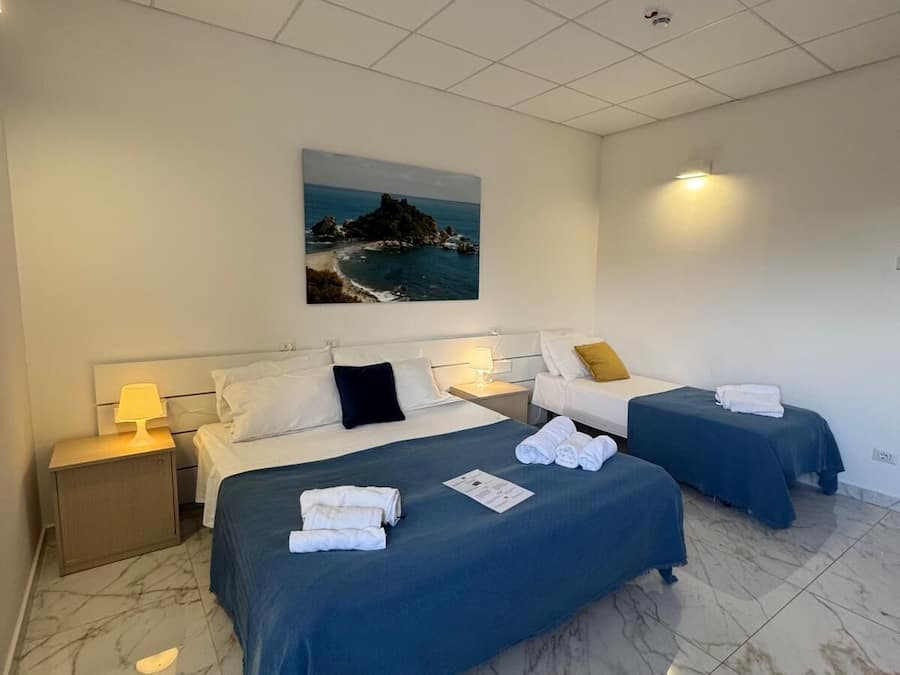 Cofres nos quartos, escrivaninha, espaço de trabalho para notebook