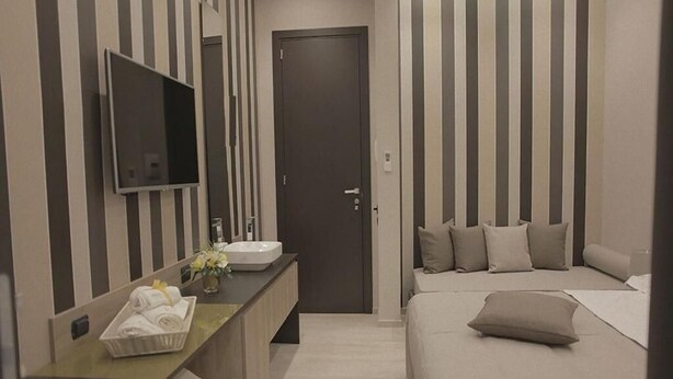 Room | In-room safe, blackout drapes, soundproofing - Neapolis Lifestyle  (Naples)