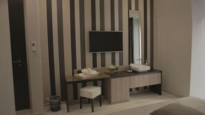 Room | In-room safe, blackout drapes, soundproofing - Neapolis Lifestyle  (Naples)