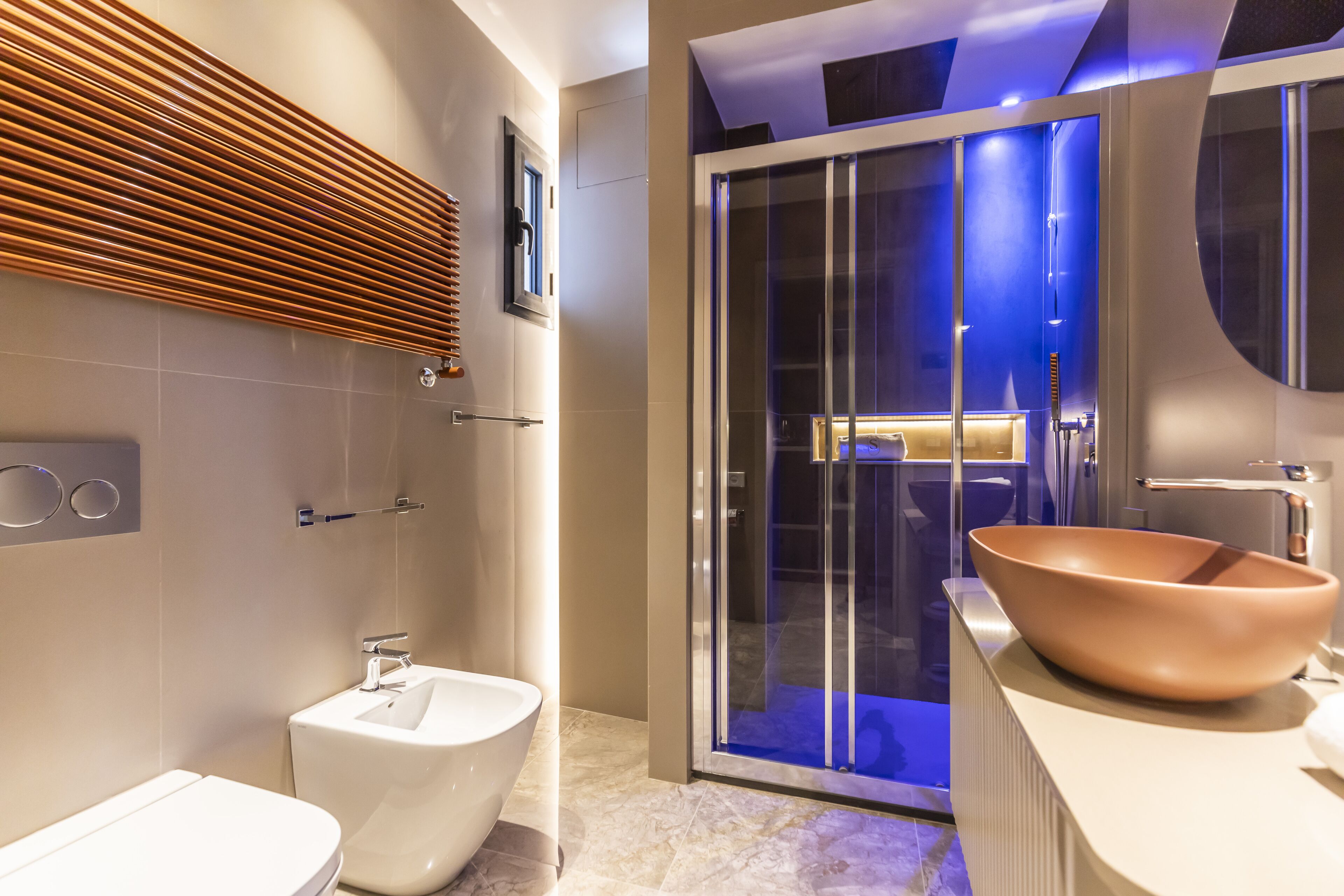 Basic-Suite, 1 King-Bett und Schlafsofa, Balkon, eingeschränkter Meerblick | Badezimmer | Umweltfreundliche Kosmetikartikel, Haartrockner, Hausschuhe, Bidet