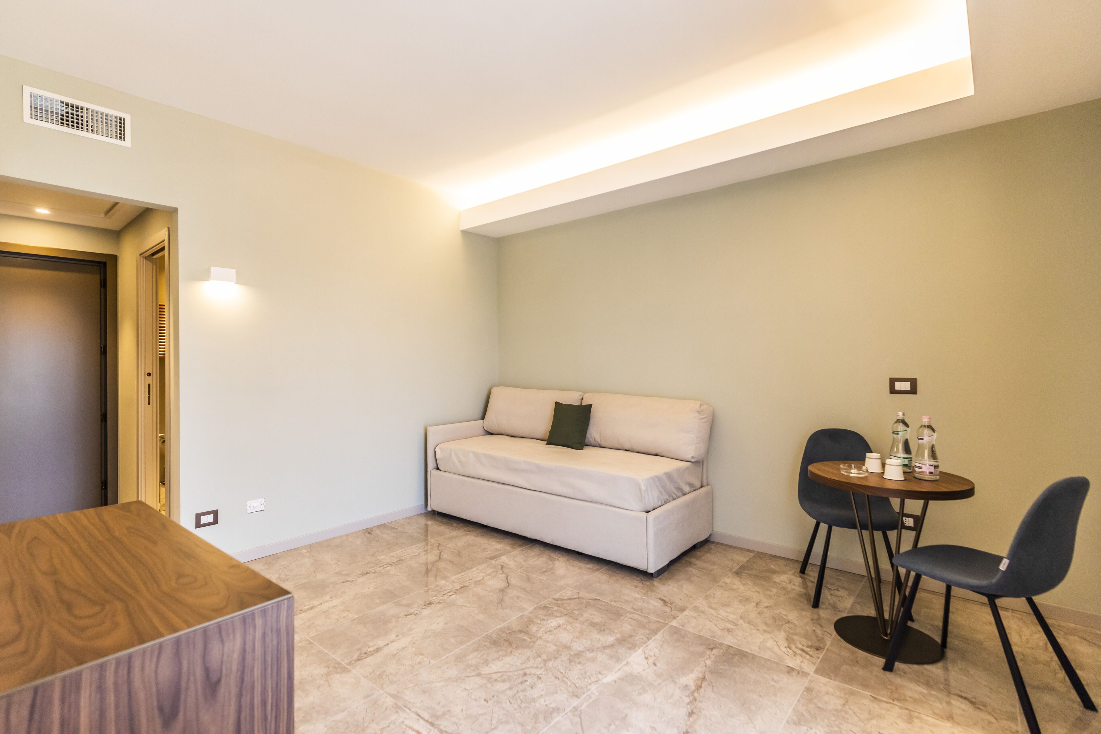 Suite Basic, 1 letto king con divano letto, balcone, vista mare parziale | Area soggiorno | Smart TV 32 pollici con canali digitali, TV
