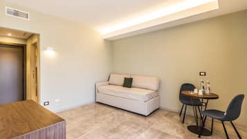 Suite Basic, 1 letto king con divano letto, balcone, vista mare parziale | Area soggiorno | Smart TV 32 pollici con canali digitali, TV