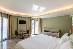 Junior Studio Suite, 1 King Bed with Sofa bed, Jetted Tub | Premium bedding, down duvets, pillow-top beds, minibar