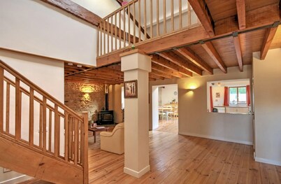 Tranquil and spacious gîte with own pool near market town