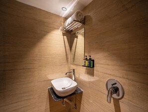 Premium-Zimmer | Badezimmer | Dusche, Designer-Toilettenartikel, Haartrockner, Hausschuhe