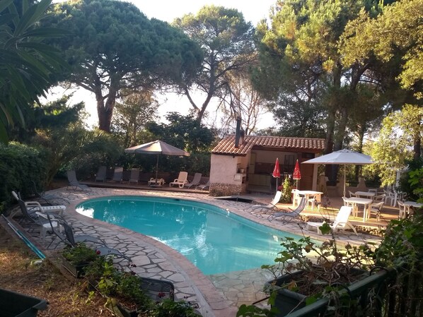 حمّام سباحة مُدفَّأ