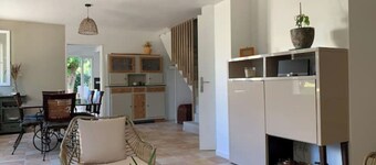 Bâtisse en pierre XVII ème siècle (115 m²) + terrasse privative + parc