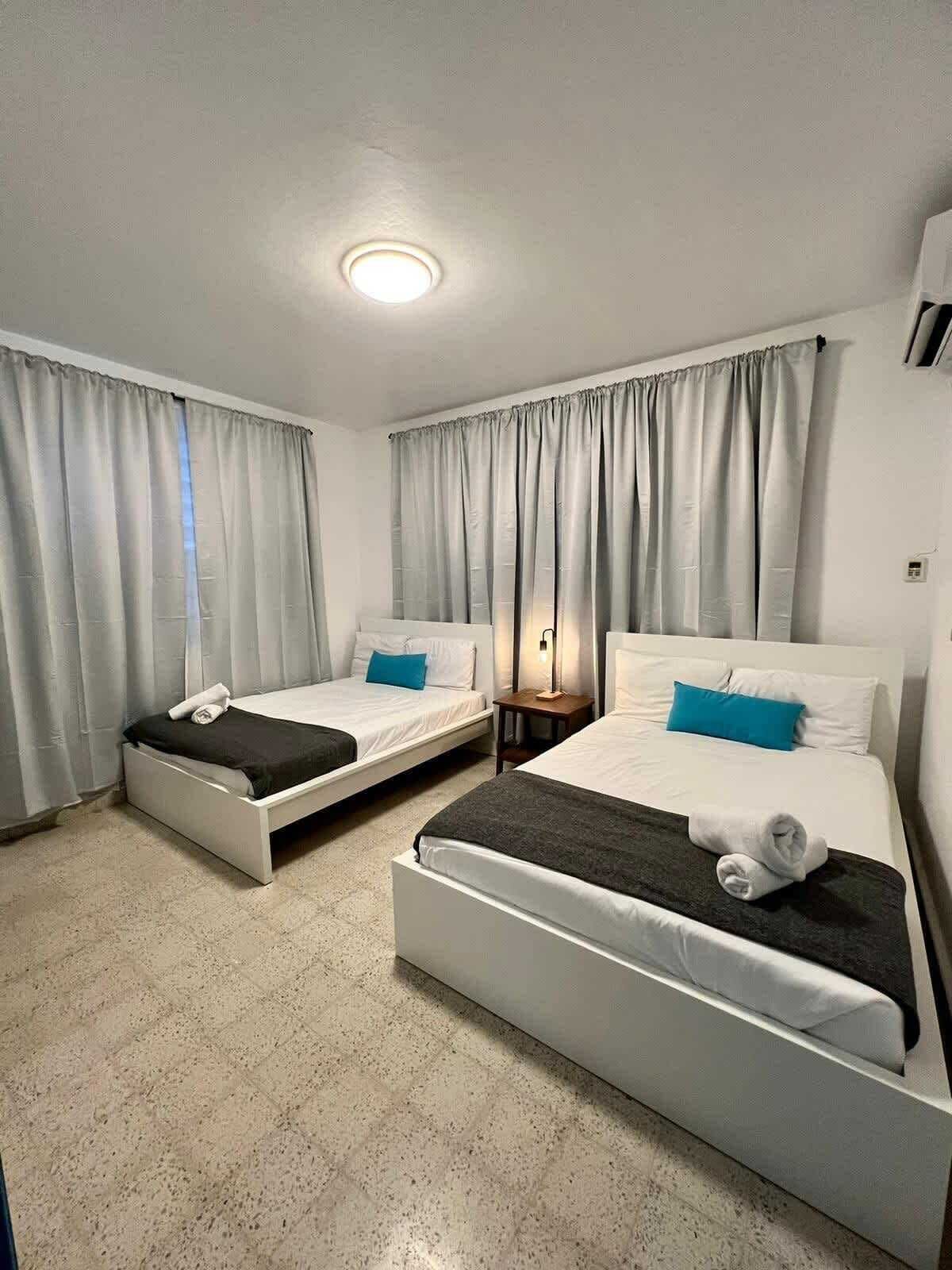 4 habitaciones, tabla de planchar con plancha, cuna de viaje y wifi 