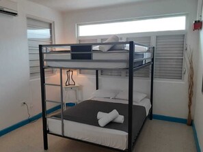3 habitaciones, tabla de planchar con plancha, cuna de viaje y wifi