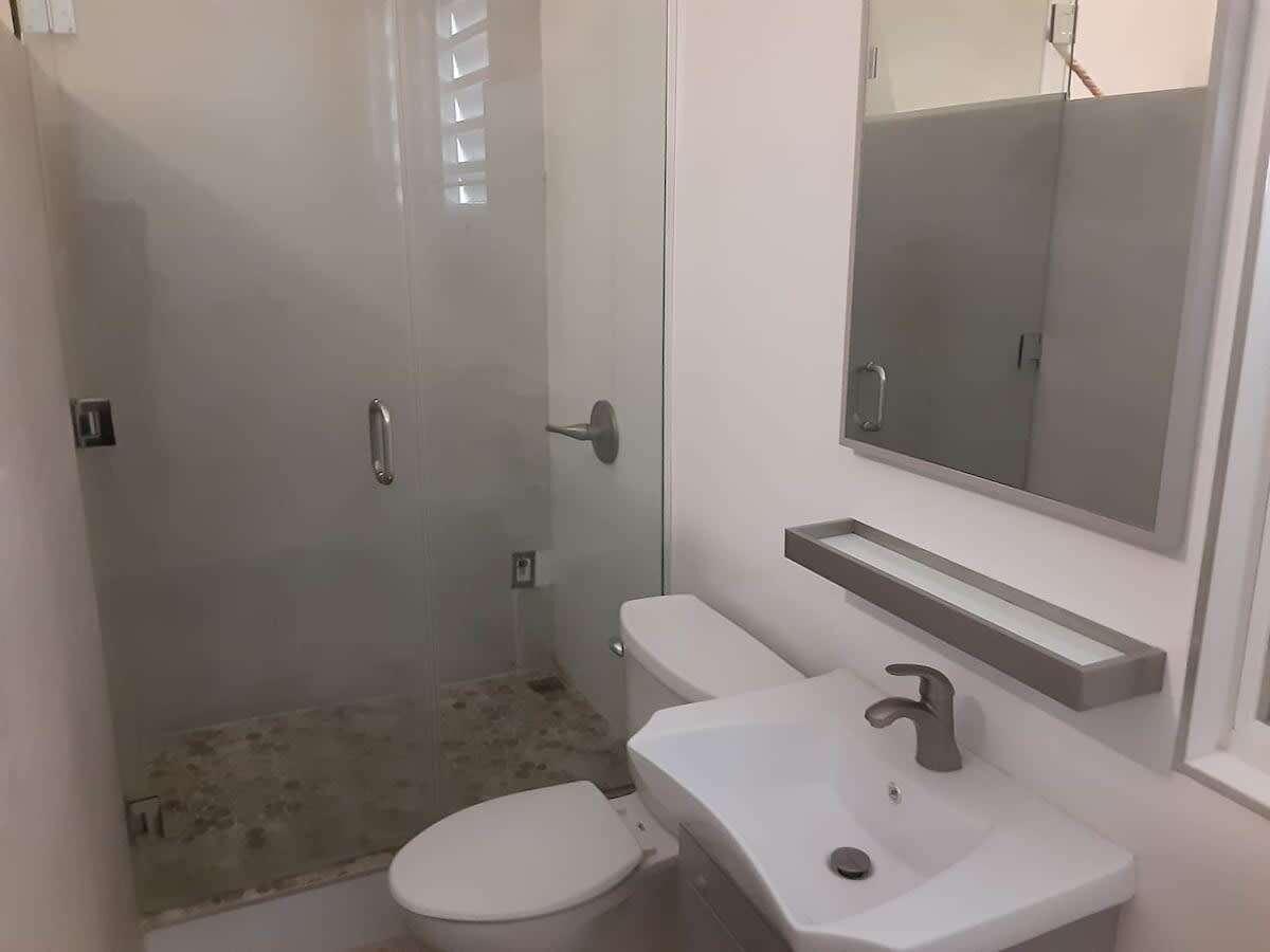 Dusche, Haartrockner, Handtücher, Shampoo