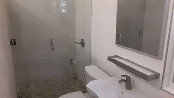 Dusche, Haartrockner, Handtücher, Shampoo
