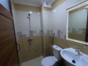 Habitación estándar con 2 camas individuales | Baño | Amenidades de baño gratuitas, bidet, toallas, jabón 