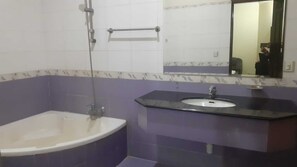 Single Room | Bathroom | Towels - Hotel Pak Inn Gulberg (Lahore)