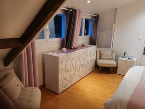 1 bedroom, desk, travel crib, free WiFi
