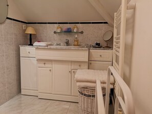 Dusj, hårføner, håndklær og såpe