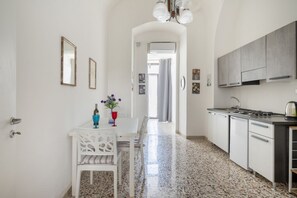 Fridge, oven, stovetop, cookware/dishes/utensils