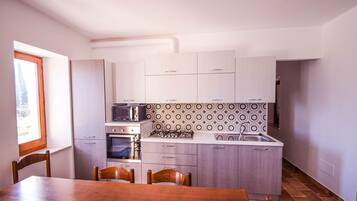 KĂŒhlschrank, Mikrowelle, Ofen, Herdplatte