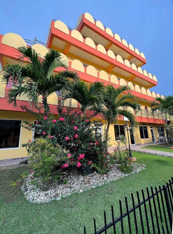 Exterior - Sosua central studio, perfect for single men! Pool and billiard table (Sosúa)