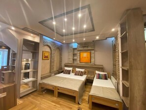 Deluxe Suite | Desk, laptop workspace, blackout curtains, soundproofing
