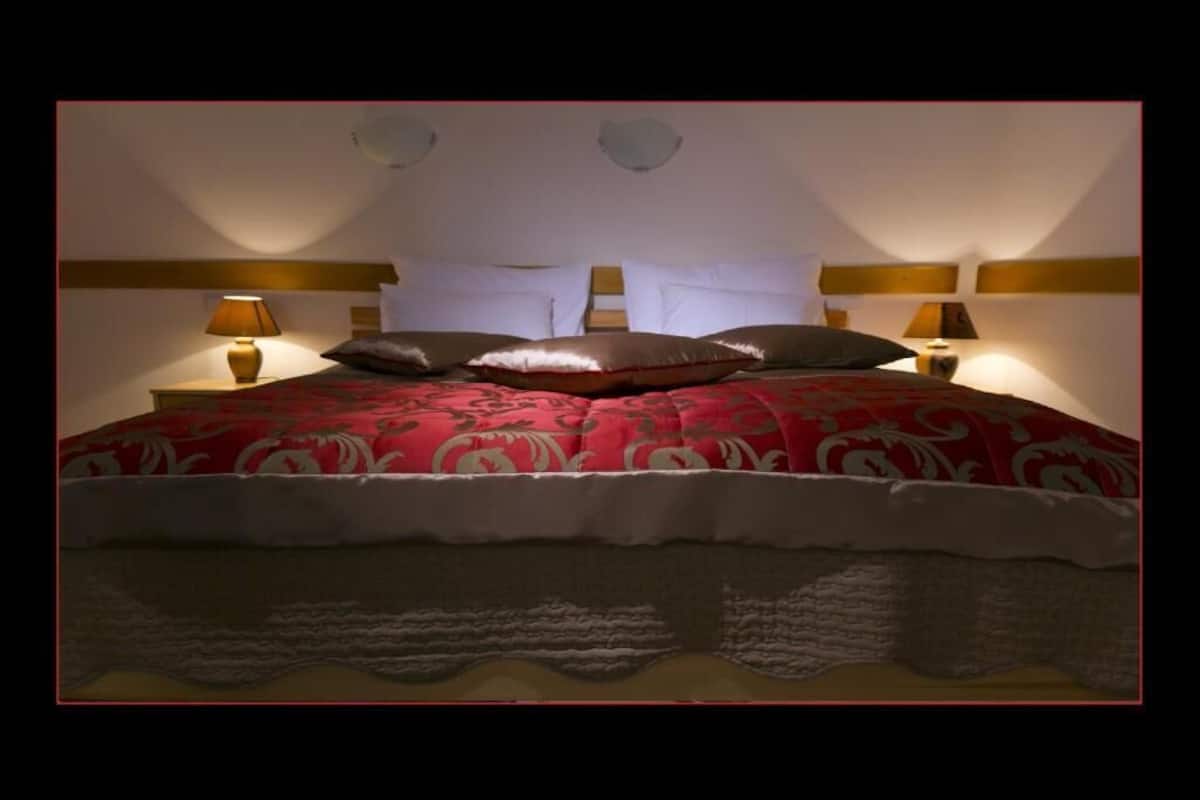 Luxury Suite | 1 bedroom, desk, laptop workspace, blackout drapes