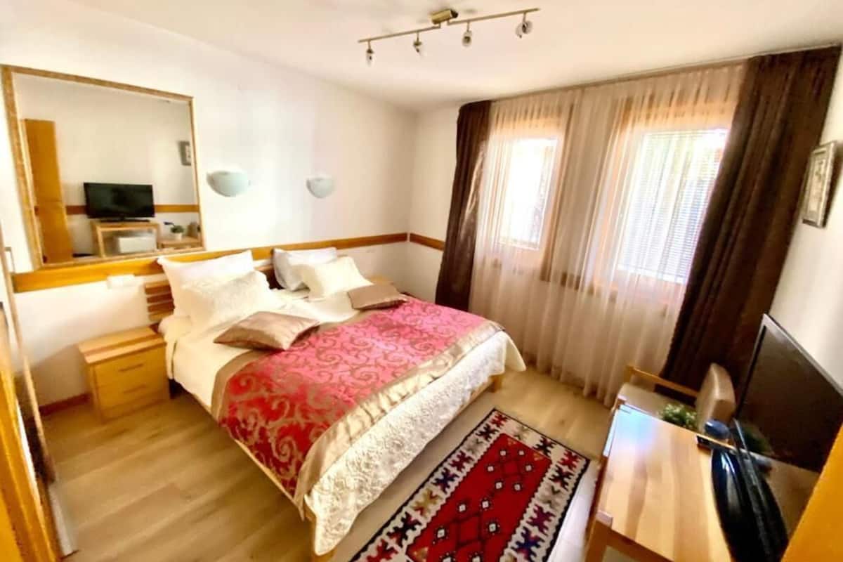Comfort Double Room | 1 bedroom, desk, laptop workspace, blackout drapes