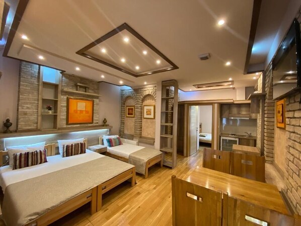 Deluxe Suite | Desk, laptop workspace, blackout drapes, soundproofing - BERR (Sarajevo)