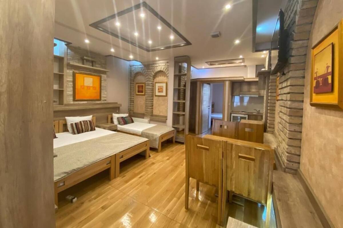 Deluxe Suite | 1 bedroom, desk, laptop workspace, blackout drapes