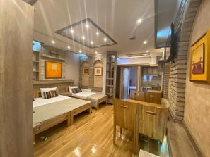 Deluxe Suite | Desk, laptop workspace, blackout curtains, soundproofing