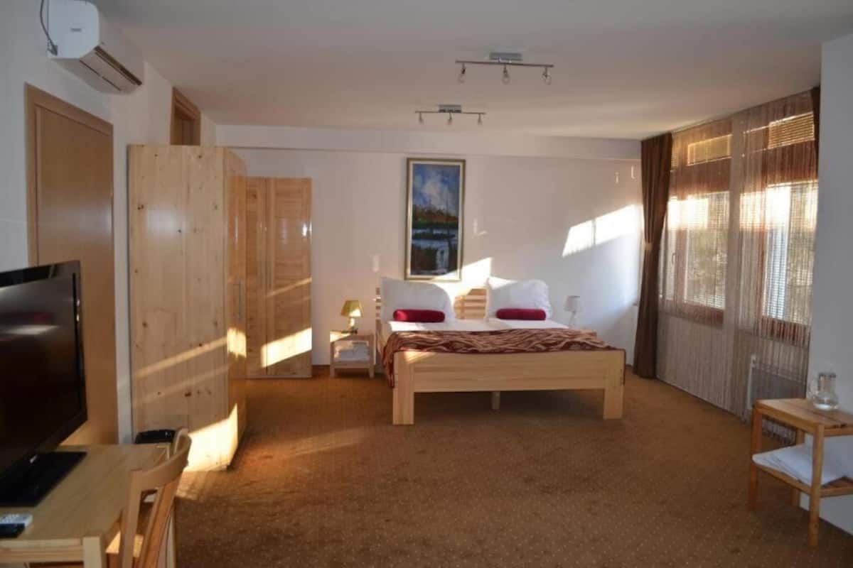 Family Room | 1 bedroom, desk, laptop workspace, blackout drapes