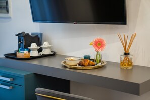 Superior Room | Minibar, in-room safe, desk, laptop workspace - Hart Boutique Rooms (Naples)