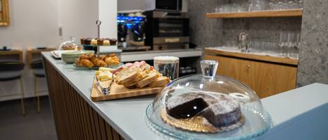 Café da manhã feito na hora grátis todos os dias