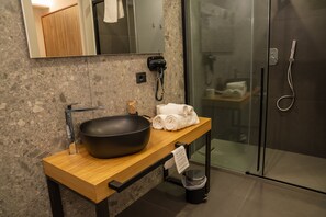 Junior Room | Bathroom | Shower, rainfall showerhead, hair dryer, slippers - Hart Boutique Rooms (Naples)