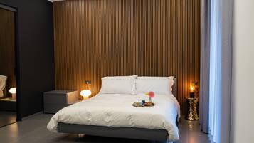 Superior Room | Minibar, in-room safe, desk, laptop workspace