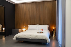 Superior Room | Minibar, in-room safe, desk, laptop workspace - Hart Boutique Rooms (Naples)