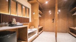 Un baño moderno con paneles de madera, un lavabo y un espejo.