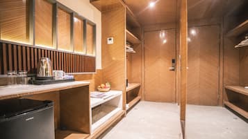 Minibar, caja fuerte, tabla de planchar con plancha y wifi gratis