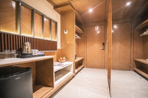 迷你吧、房內夾萬、熨斗/熨衫板、免費 Wi-Fi