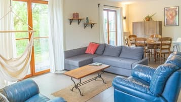 Een smart-tv en boeken