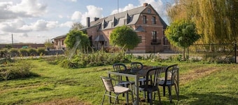 24 mins from Pairi Daiza | Quiet house with fire pit