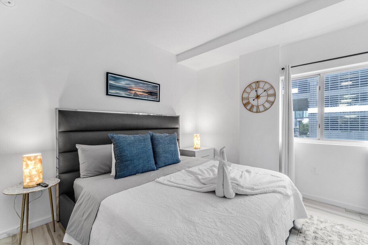 2 habitaciones, escritorio y tabla de planchar con plancha 