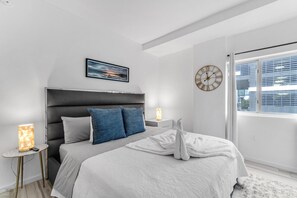 2 Schlafzimmer, Schreibtisch, Bügeleisen/Bügelbrett, Reisekinderbett