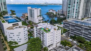 A high-rise building with a rooftop pool and a view of the ocean. - Lovely Unit Mins from Wynwood with Free Parking (Miami)