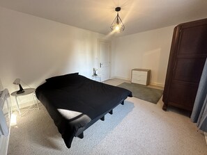 6 Schlafzimmer, Reisekinderbett, WLAN, Bettwäsche