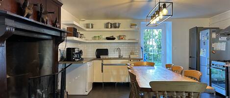 Frigorífico, microondas, horno y lavavajillas