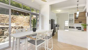 House (4 Bedrooms) | In-room dining