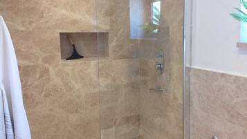 Casa | Bagno | Doccia, asciugacapelli, asciugamani