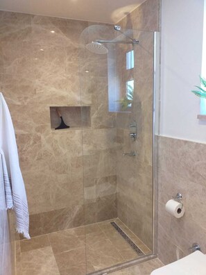 House | Bathroom | Shower, hair dryer, towels